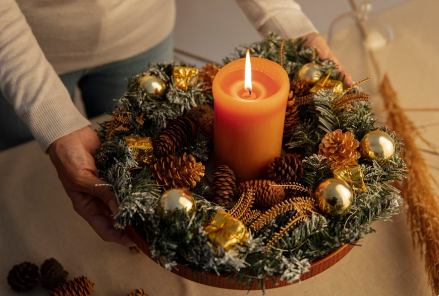 adventi koszorú decorated with evergreen branches and four Advent candles
